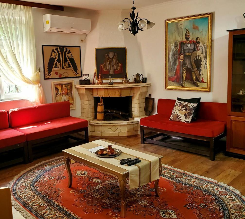 Unique Traditional House, Hosted By J&g *
