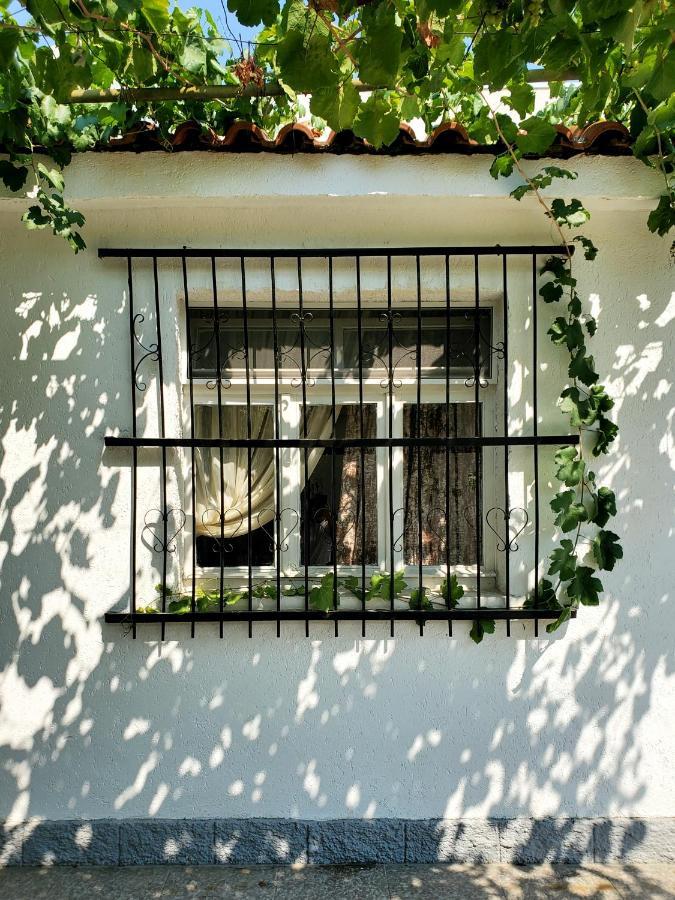 Unique Traditional House, Hosted By J&g